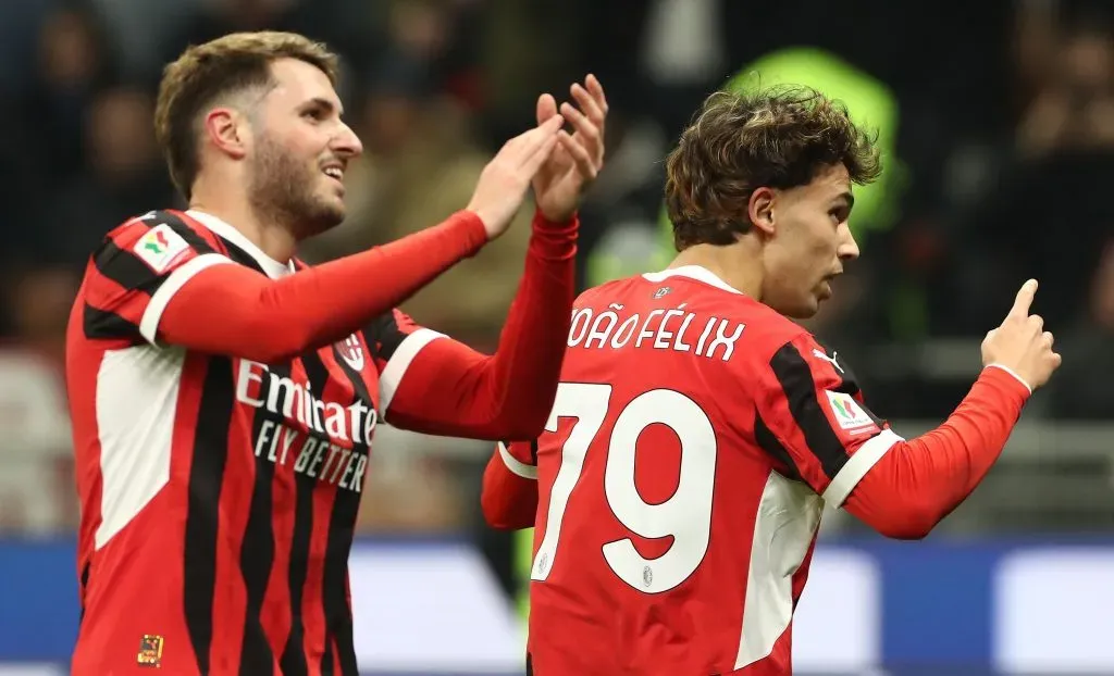 João Félix, do AC Milan, comemora com seu companheiro de equipe Santiago Gimenez após marcar o terceiro gol de sua equipe durante a partida das quartas de final da Coppa Itália entre AC Milan e AS Roma no Estádio Giuseppe Meazza em 05 de fevereiro de 2025 em Milão, Itália. (Foto de Marco Luzzani/Getty Images)