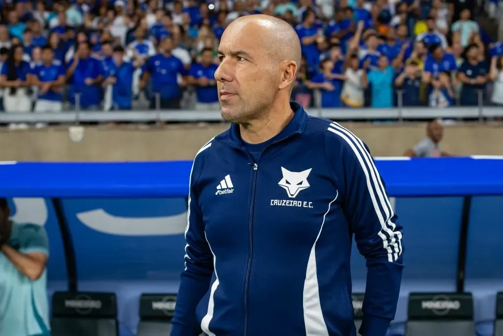 Leonardo Jardim técnico do Cruzeiro durante partida contra o Bahia pelo campeonato Brasileiro A 2025. Foto: Fernando Moreno/AGIF