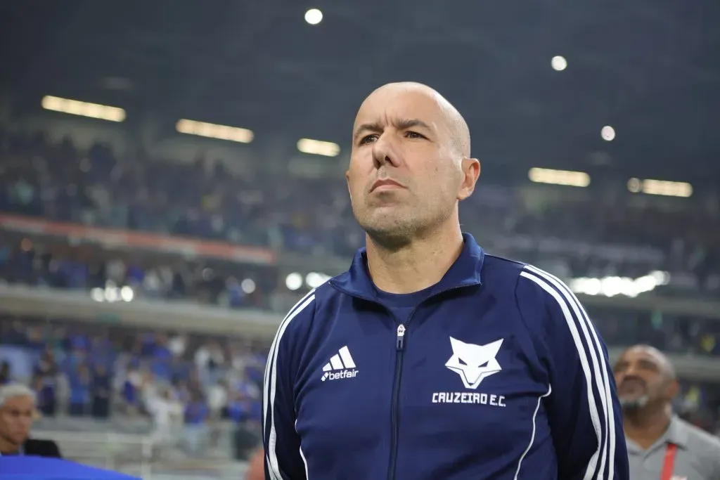 MG – BELO HORIZONTE – 04/05/2025 – BRASILEIRO A 2025, CRUZEIRO X FLAMENGO – Leonardo Jardim tecnico do Cruzeiro durante partida contra o Flamengo no estadio Mineirao pelo campeonato Brasileiro A 2025. Foto: Gilson Lobo/AGIF