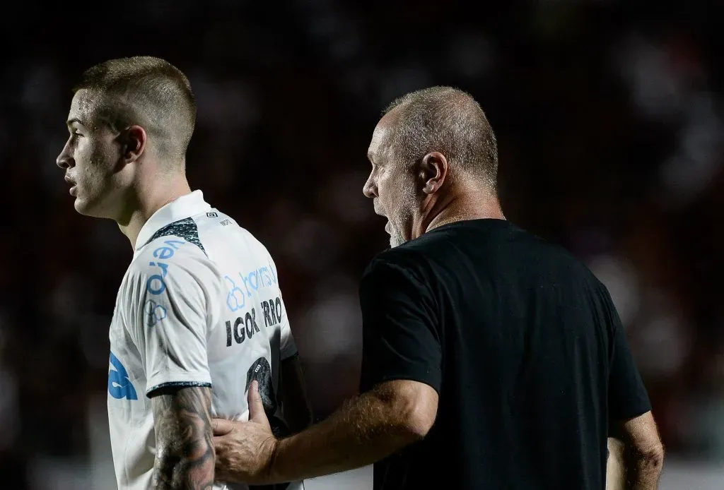 Mano Menezes passando instruções a Igor Serrote no Grêmio – Foto: Jhony Pinho/AGIF