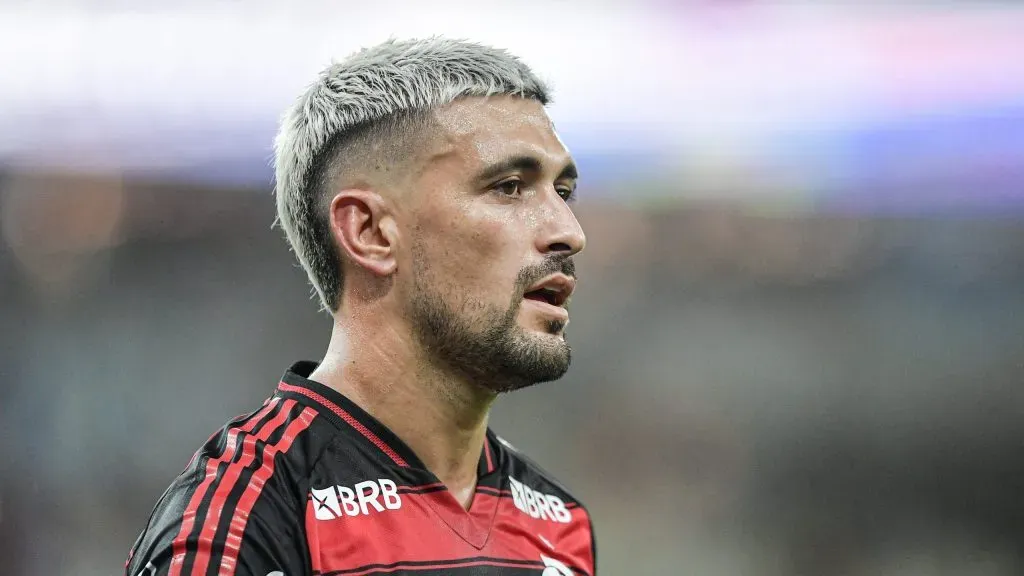 Arrascaeta em duelo pelo Flamengo. Foto: Thiago Ribeiro/AGIF