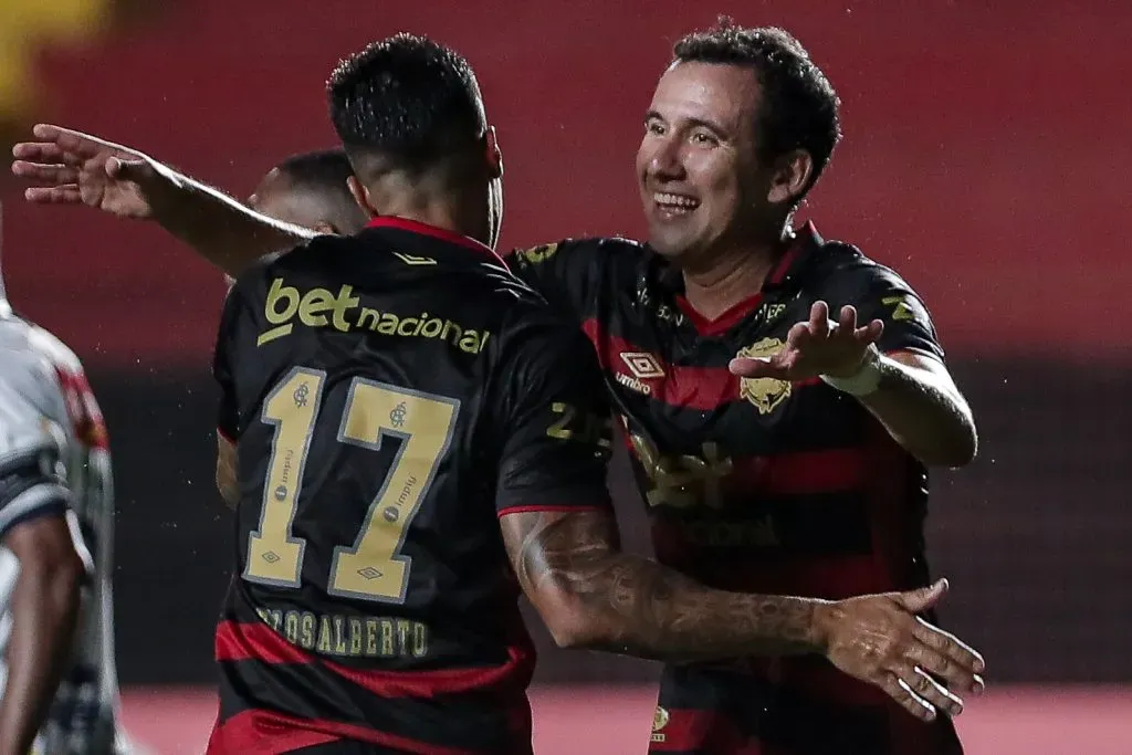 Carlos Alberto jogador do Sport comemora seu gol durante partida contra o Decisao no estadio Ilha do Retiro pelo campeonato Pernambucano 2025. Foto: Rafael Vieira/AGIF