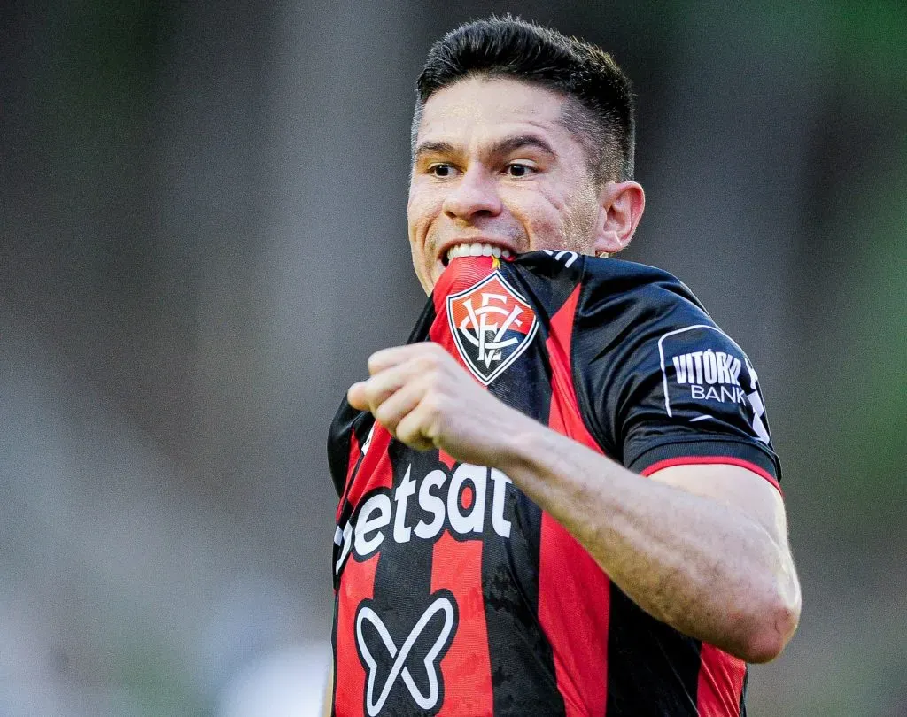 BA – SALVADOR – 18/02/2024 – BAIANO 2024, VITORIA X BAHIA – Osvaldo jogador do Vitoria comemora seu gol com jogadores do seu time durante partida contra o Bahia no estadio Barradao pelo campeonato Baiano 2024. Foto: Jhony Pinho/AGIF