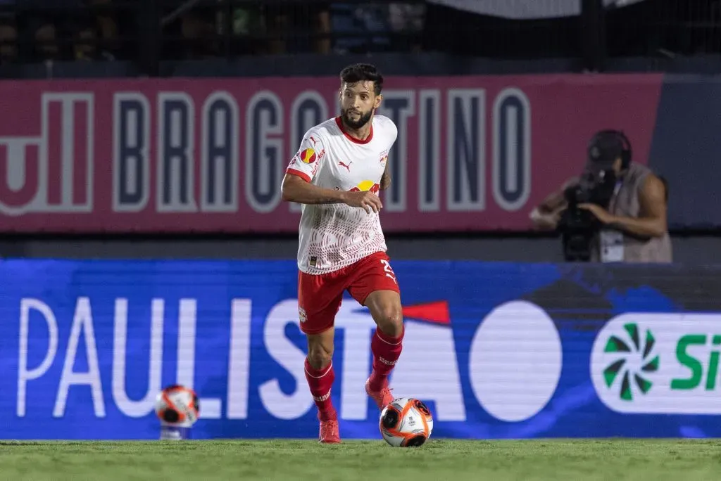 SP – BRAGANCA PAULISTA – 08/02/2025 – PAULISTA 2025, BRAGANTINO X SAO PAULO – Juninho Capixaba jogador do Bragantino durante partida contra o Sao Paulo no estadio Nabi Abi Chedid pelo campeonato Paulista 2025. Foto: Diogo Reis/AGIF