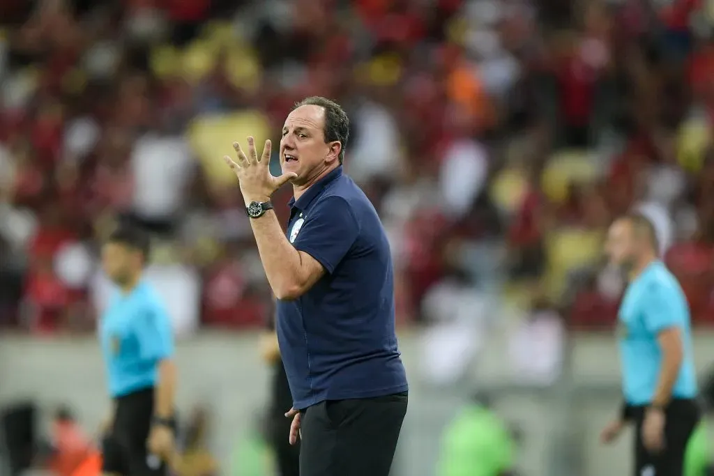 RJ – RIO DE JANEIRO – 10/05/2025 – BRASILEIRO A 2025, FLAMENGO X BAHIA – Rogerio Ceni tecnico do Bahia durante partida contra o Flamengo no estadio Maracana pelo campeonato Brasileiro A 2025. Foto: Thiago Ribeiro/AGIF