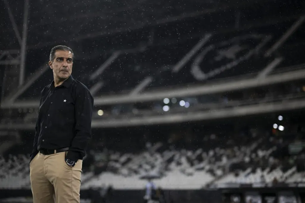 RJ – RIO DE JANEIRO – 11/05/2025 – BRASILEIRO A 2025, BOTAFOGO X INTERNACIONAL – Renato Paiva tecnico do Botafogo durante partida contra o Internacional no estadio Engenhao pelo campeonato Brasileiro A 2025. Foto: Jorge Rodrigues/AGIF