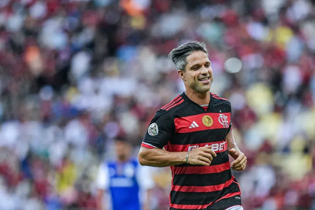 RJ – RIO DE JANEIRO – 15/12/2024 – DESPEDIDA DO JOGADOR ADRIANO – ULTIMA BATALHA DO IMPERADOR – Diego Ribas jogador do Flamengo durante partida contra o Amigos da Italia no estadio Maracana pelo campeonato A Ultima Batalha do Imperador. Foto: Thiago Ribeiro/AGIF