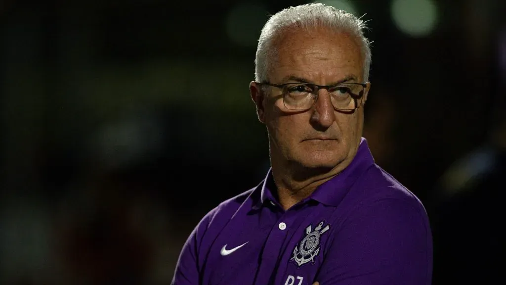Dorival Júnior sob comando do Corinthians em partida pelo Brasileirão 2025. Foto: Joisel Amaral/AGIF