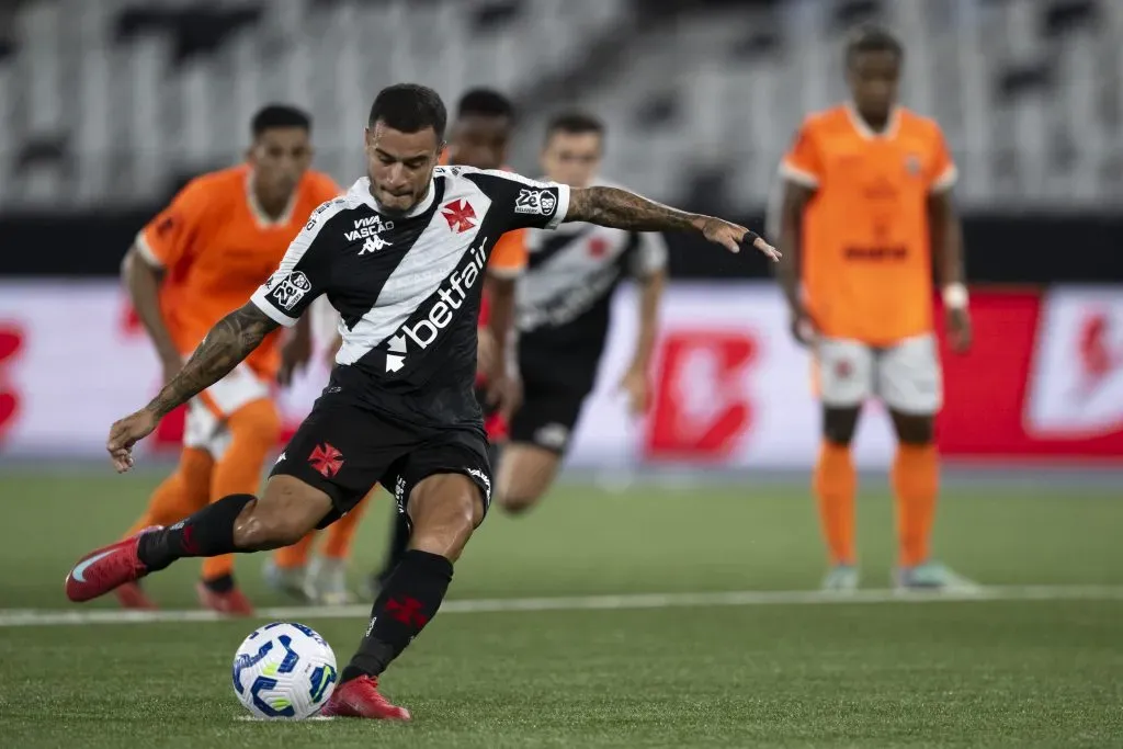 Coutinho jogador do Vasco chuta para marcar seu gol durante partida contra o Nova Iguacu pela Copa Do Brasil 2025. Foto: Jorge Rodrigues/AGIF