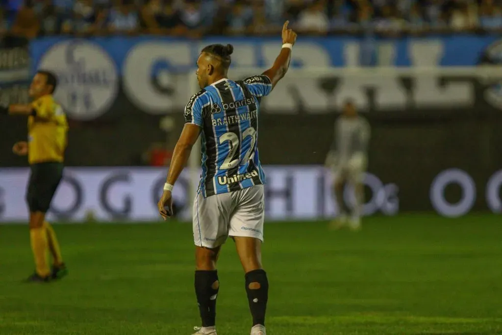 Braithwaite atuando pelo Grêmio – Foto: Volmer Perez/AGIF
