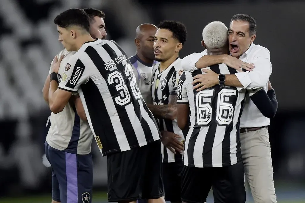 RJ – RIO DE JANEIRO – 14/05/2025 – COPA LIBERTADORES 2025, BOTAFOGO X ESTUDIANTES – Renato Paiva Tecnico do Botafogo comemora vitoria apos a partida contra o Estudiantes no estadio Engenhao pelo campeonato Copa Libertadores 2025. Foto: Alexandre Loureiro/AGIF