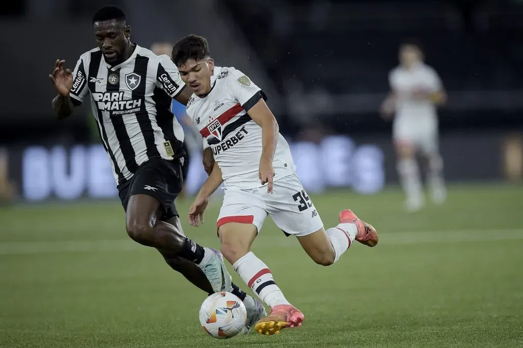 RJ – RIO DE JANEIRO – 18/09/2024 – COPA LIBERTADORES 2024, BOTAFOGO X SAO PAULO – Bastos jogador do Botafogo disputa lance com William Gomes jogador do Sao Paulo durante partida no estadio Engenhao pelo campeonato Copa Libertadores 2024. Foto: Alexandre Loureiro/AGIF