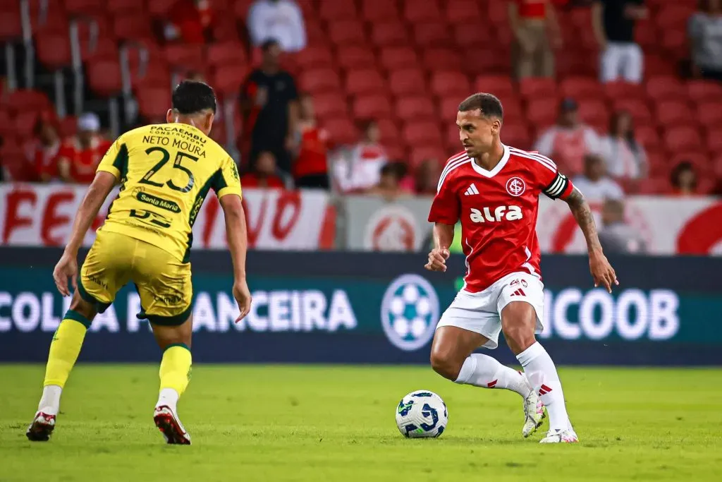Alan Patrick, meia do Internacional, contra o Mirassol, pelo Brasileirão 2025. Foto: Maxi Franzoi/AGIF