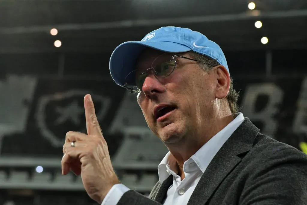 John Textor durante partida contra o Atlético-GO no Campeonato Brasileiro de 2024. Foto: Thiago Ribeiro/AGIF