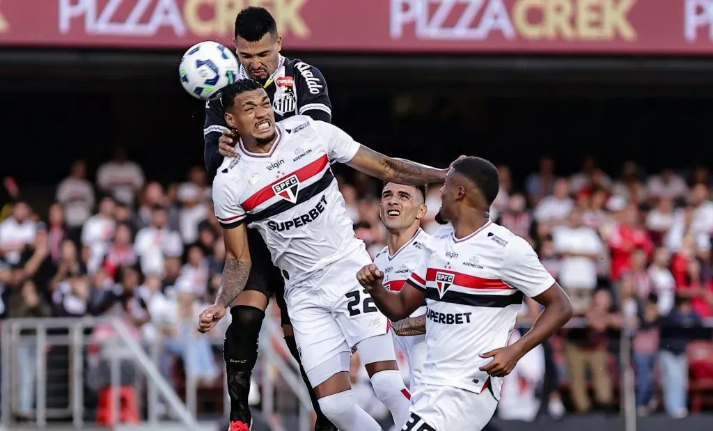 SP – SAO PAULO – 20/04/2025 – BRASILEIRO A 2025, SAO PAULO X SANTOS – Ruan jogador do Sao Paulo durante partida contra o Santos no estadio Morumbi pelo campeonato Brasileiro A 2025. Foto: Fabio Giannelli/AGIF