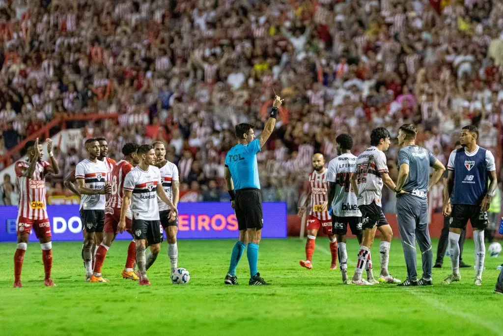 Ferraresi jogador do Sao Paulo recebe cartao vermelho do arbitro durante partida contra o Nautico no estadio Aflitos pelo campeonato Copa Do Brasil 2025. Foto: Rafael Vieira/AGIF