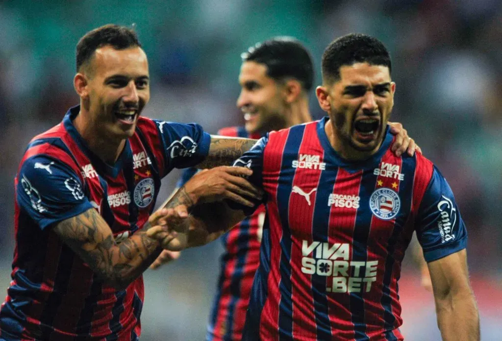 Michel Araujo jogador do Bahia comemora seu gol com jogadores do seu time durante partida contra o Paysandu no estadio Fonte Nova pelo campeonato Copa Do Brasil 2025. Foto: Jhony Pinho/AGIF