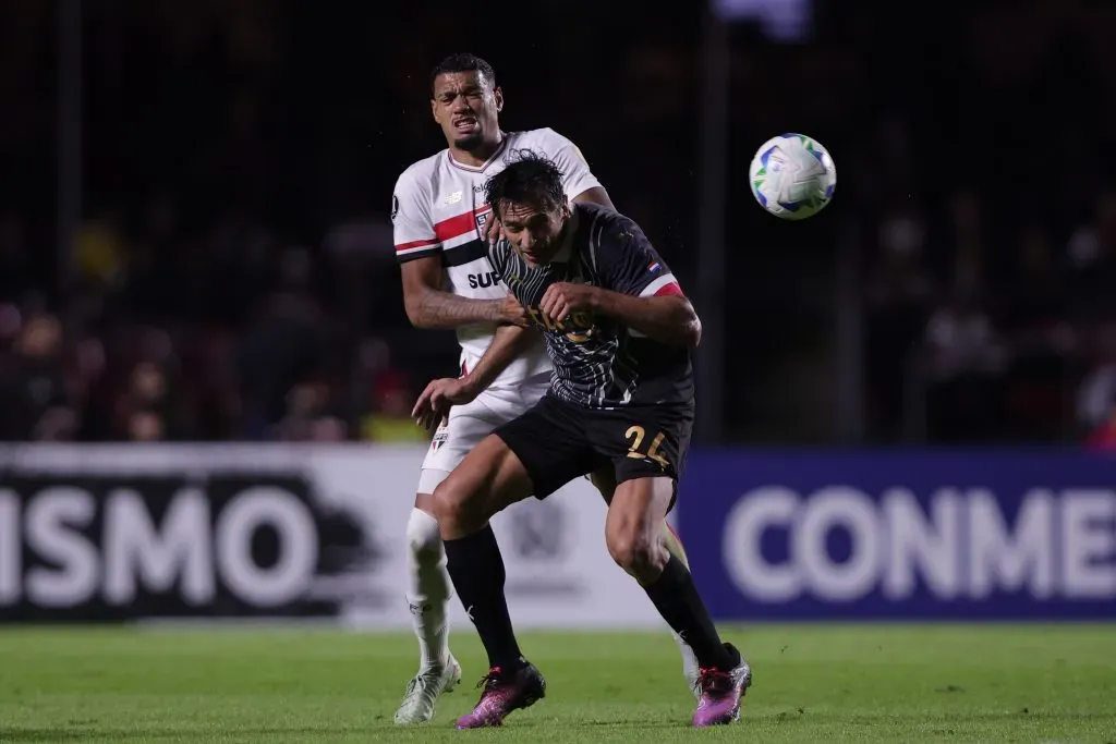 SP – SAO PAULO – 14/05/2025 – COPA LIBERTADORES 2025, SAO PAULO X LIBERTAD – Ruan jogador do Sao Paulo disputa lance com Roque Santa Cruz jogador do Libertad durante partida no estadio Morumbi pelo campeonato Copa Libertadores 2025. Foto: Ettore Chiereguini/AGIF