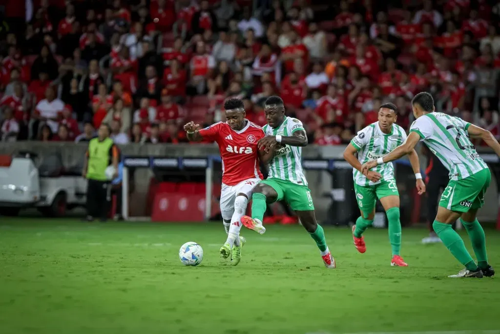 RS – PORTO ALEGRE – 10/04/2025 – COPA LIBERTADORES 2025, INTERNACIONAL X ATLETICO NACIONAL – Johan Carbonero jogador do Internacional disputa lance com Marino Hinestroza jogador do Atletico Nacional durante partida no estadio Beira-Rio pelo campeonato Copa Libertadores 2025. Foto: Vinicius Molz Schubert/AGIF