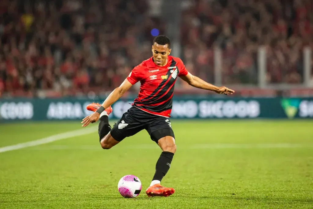 Madson jogador do Athletico-PR durante partida contra o Cruzeiro no estadio Arena da Baixada pelo campeonato Brasileiro A 2024. Foto: Luis Garcia/AGIF