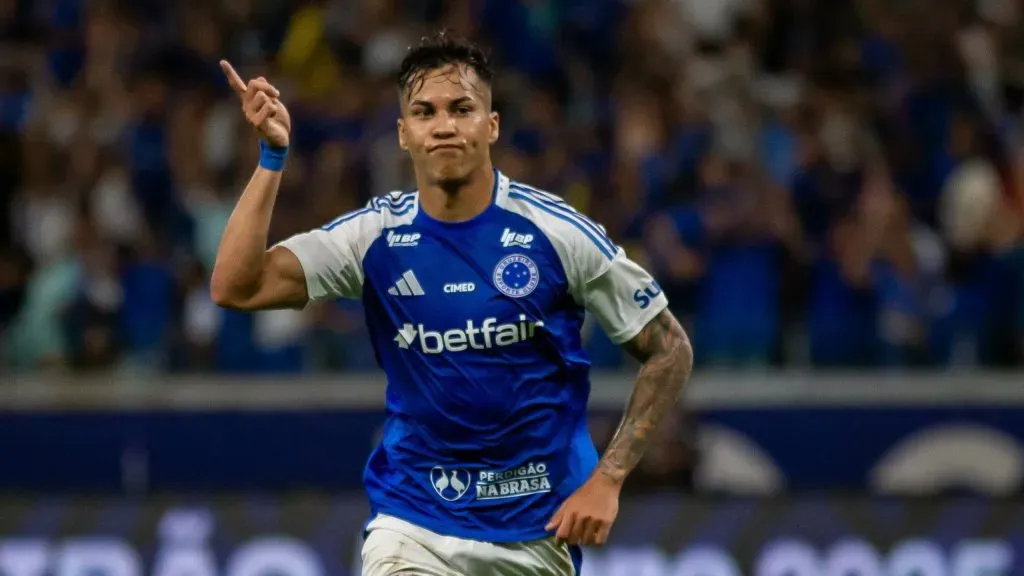 Kaio Jorge jogador do Cruzeiro comemora seu gol durante partida contra o Bahia no estadio Mineirao pelo campeonato Brasileiro A 2025. Foto: Fernando Moreno/AGIF