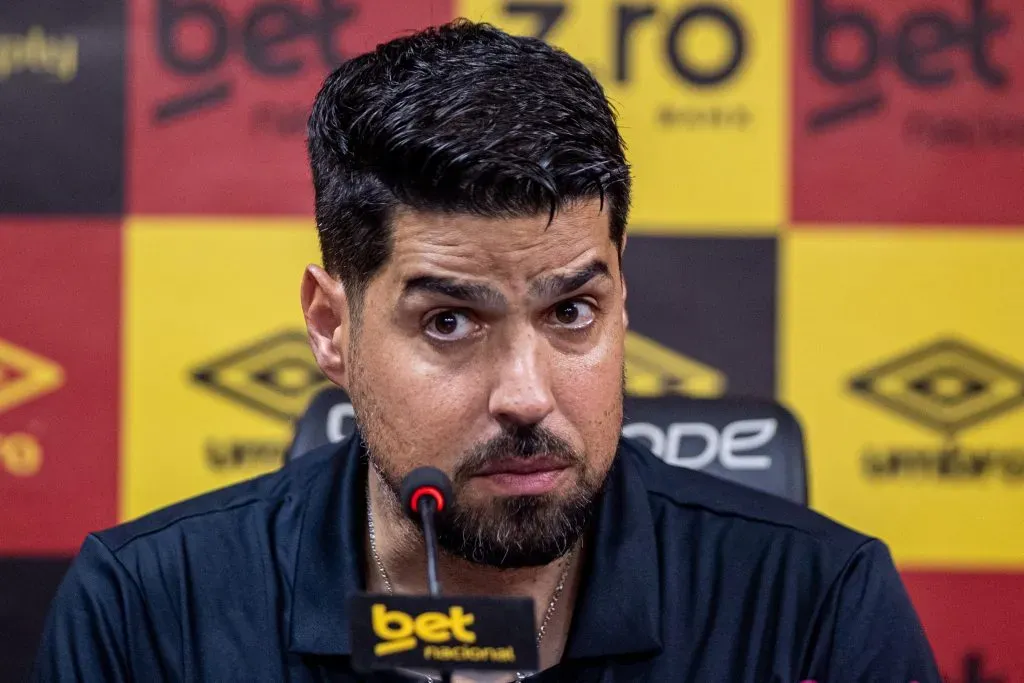 António Oliveira durante partida contra o Cruzeiro no Campeonato Brasileiro de 2025. Foto: Rafael Vieira/AGIF