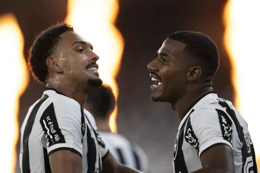 RJ – RIO DE JANEIRO – 11/05/2025 – BRASILEIRO A 2025, BOTAFOGO X INTERNACIONAL – Cuiabano jogador do Botafogo comemora seu gol com Vitinho jogador da sua equipe durante partida contra o Internacional no estadio Engenhao pelo campeonato Brasileiro A 2025. Foto: Jorge Rodrigues/AGIF