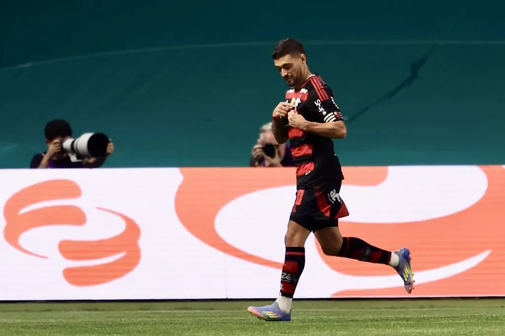 SP – SAO PAULO – 25/05/2025 – BRASILEIRO A 2025, PALMEIRAS X FLAMENGO – De Arrascaeta jogador do Flamengo comemora seu gol durante partida contra o Palmeiras no estadio Arena Allianz Parque pelo campeonato Brasileiro A 2025. Foto: Marcello Zambrana/AGIF