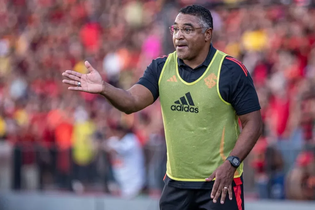 Roger Machado técnico do Internacional durante partida contra o Sport na Ilha do Retiro pelo campeonato Brasileiro A 2025. Foto: Rafael Vieira/AGIF