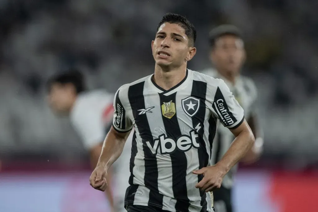 RJ – RIO DE JANEIRO – 16/04/2025 – BRASILEIRO A 2025, BOTAFOGO X SAO PAULO – Savarino jogador do Botafogo comemora seu gol durante partida contra o Sao Paulo no estadio Engenhao pelo campeonato Brasileiro A 2025. Foto: Thiago Ribeiro/AGIF