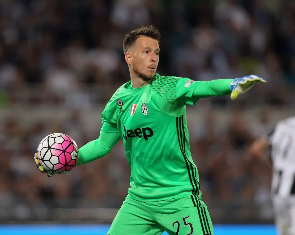 ROME, ITALY – MAY 21: Juventus FC goalkeeper Norberto Neto in action during the TIM Cup match between AC Milan and Juventus FC at Stadio Olimpico on May 21, 2016 in Rome, Italy. (Photo by Paolo Bruno/Getty Images)