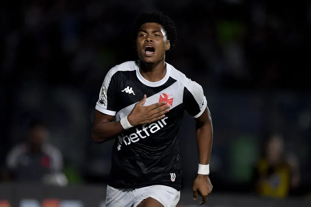 GB jogador do Vasco comemora seu gol durante partida contra o Bragantino pelo campeonato Brasileiro A 2024. Foto: Thiago Ribeiro/AGIF