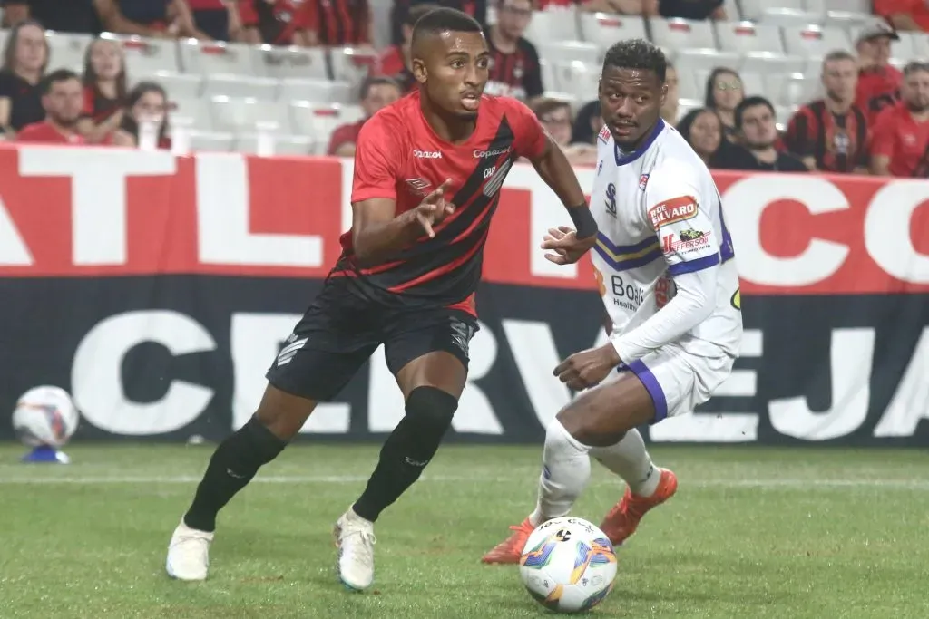 Leozinho jogador do Athletico-PR disputa lance com Thiaguinho jogador do Sao Joseense durante partida na Arena da Baixada pelo campeonato Paranaense 2025. Foto: Gabriel Machado/AGIF
