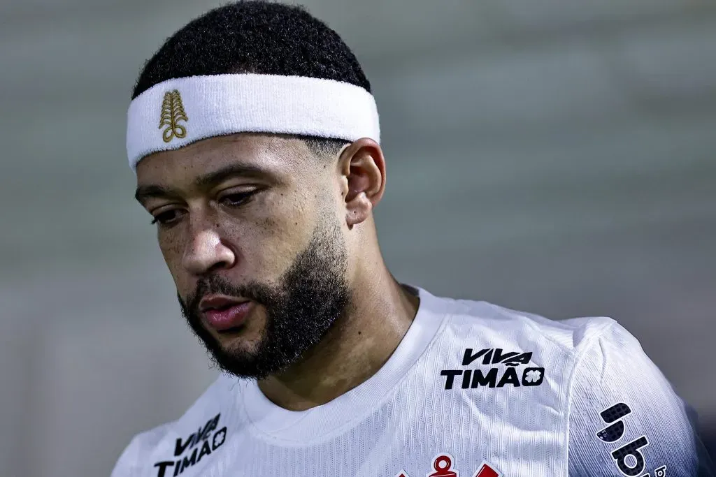 Depay foi citado por Róger Guedes – Foto: Fabio Giannelli/AGIF.