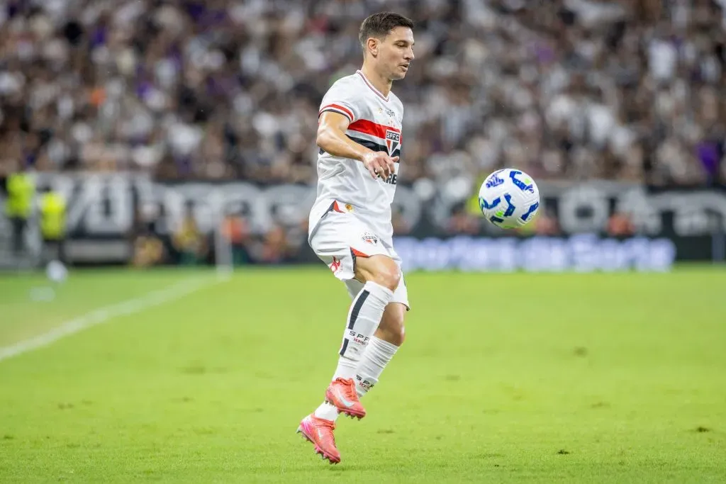 Cedric jogador do São Paulo durante partida contra o Ceará pelo campeonato Brasileiro A 2025. Foto: Baggio Rodrigues/AGIF