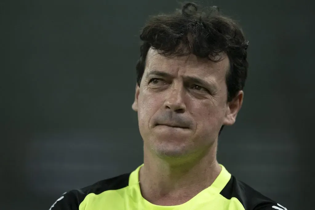 Fernando Diniz durante partida contra o Fluminense no Campeonato Brasileiro de 2025. Foto: Jorge Rodrigues/AGIF