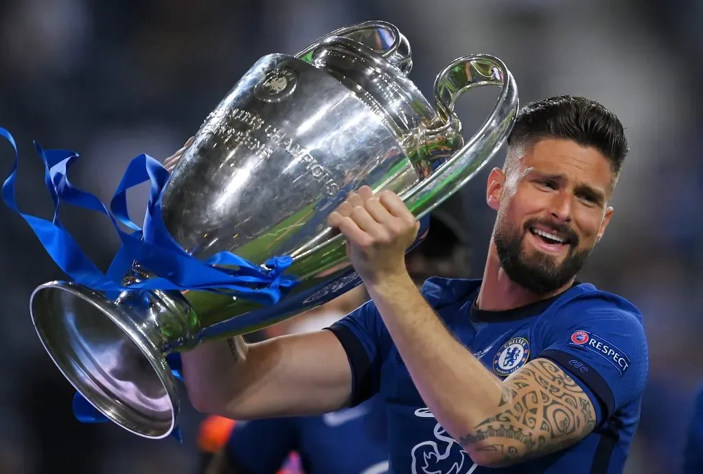 PORTO, PORTUGAL – MAY 29: Olivier Giroud of Chelsea celebrates with the Champions League Trophy following their team’s victory in the UEFA Champions League Final between Manchester City and Chelsea FC at Estadio do Dragao on May 29, 2021 in Porto, Portugal. (Photo by David Ramos/Getty Images)