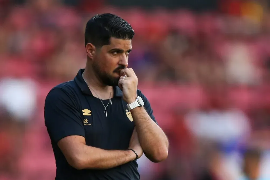António Oliveira durante partida entre Sport e Internacional no Campeonato Brasileiro de 2025. Foto: Marlon Costa/AGIF