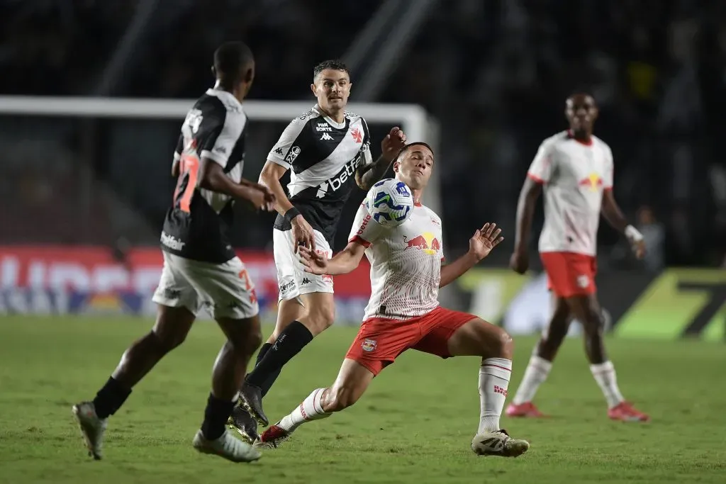 Fabinho jogador do Bragantino durante partida contra o Vasco no estadio Sao Januario pelo campeonato Brasileiro A 2025. Foto: Thiago Ribeiro/AGIF