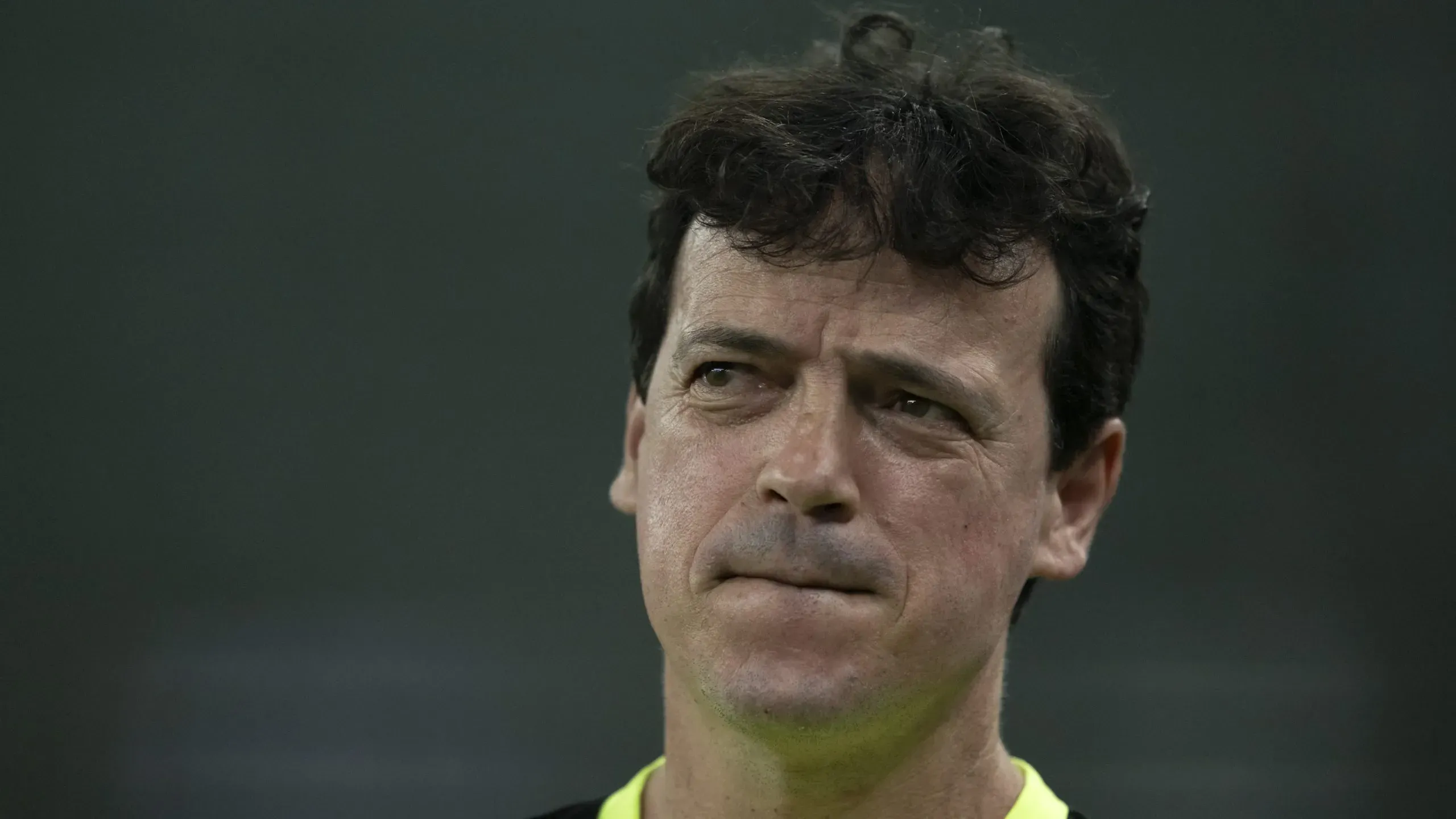 Fernando Diniz durante partida contra o Fluminense no Campeonato Brasileiro de 2025. Foto: Jorge Rodrigues/AGIF