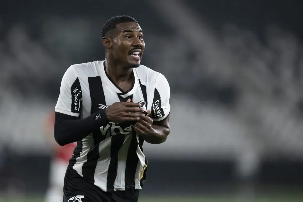 Cuiabano jogador do Botafogo comemora seu gol durante partida contra o Internacional pelo campeonato Brasileiro A 2025. Foto: Jorge Rodrigues/AGIF
