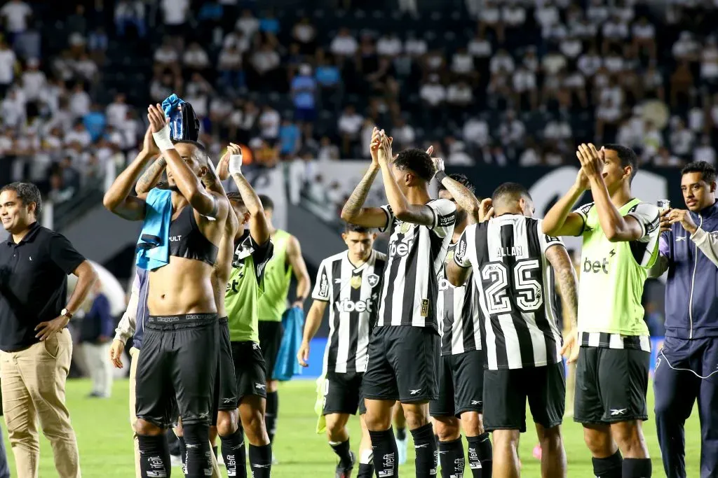 SP – SANTOS – 01/06/2025 – BRASILEIRO A 2025, SANTOS X BOTAFOGO – jogador do Botafogo comemora seu gol durante partida contra o Santos no estadio Vila Belmiro pelo campeonato Brasileiro A 2025. Foto: Mauricio De Souza/AGIF