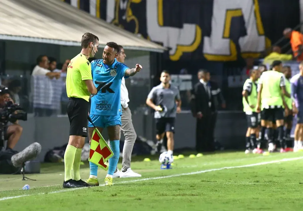 SP – SANTOS – 01/06/2025 – BRASILEIRO A 2025, SANTOS X BOTAFOGO -Neymar jogador do Santos recebe cartao vermelho do arbitro durante partida contra o Botafogo no estadio Vila Belmiro pelo campeonato Brasileiro A 2025. Foto: Mauricio De Souza/AGIF