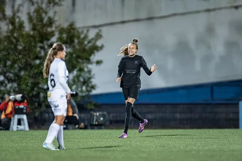 Jogadora do Corinthians comemora gol marcado contra o Santos no Paulistão Feminino (Reprodução/Bob Paulino e Rafael Assunção/Ag.Paulistão)