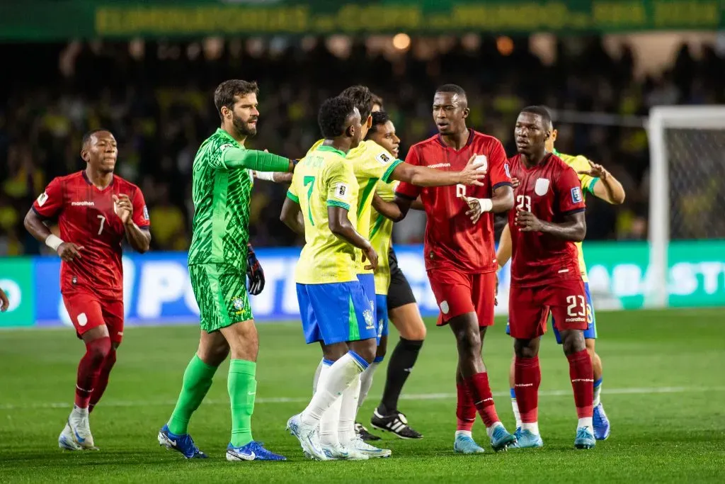 PR – CURITIBA – 06/09/2024 – ELIMINATORIAS COPA DO MUNDO 2026, BRASIL X EQUADOR – Tumulto entre jogadores do Brasil e jogadores do Equador durante partida no estadio Couto Pereira pelo campeonato Eliminatorias Copa Do Mundo 2026. Foto: Luis Garcia/AGIF