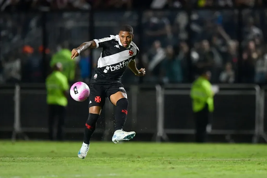 Leandrinho jogando pelo Vasco durante partida contra o Juventude no estadio Sao Januario pelo campeonato Brasileiro A 2024. Foto: Thiago Ribeiro/AGIF