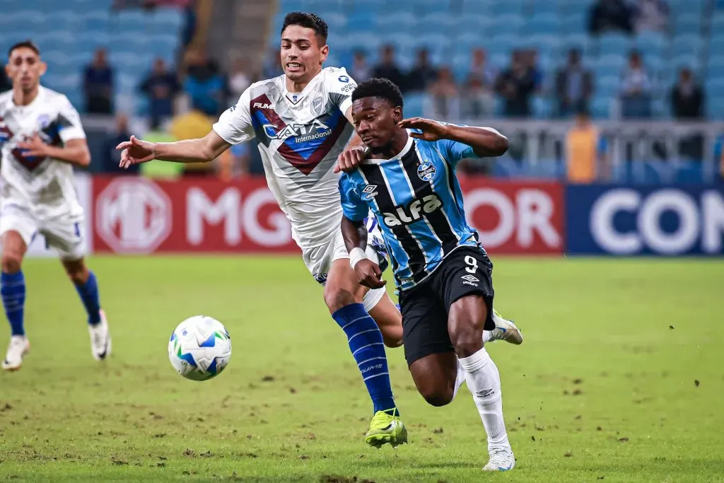 Francis Amuzu jogador do Gremio disputa lance com Facundo Altamira jogador do Godoy Cruz durante partida no estadio Arena do Gremio pelo campeonato Copa Sul-americana 2025. Foto: Maxi Franzoi/AGIF