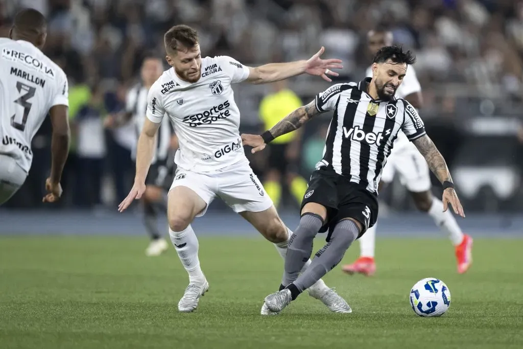 Mastriani jogador do Botafogo disputa lance com Willian Machado jogador do Ceara durante partida no estadio Engenhao pelo campeonato Brasileiro A 2025. Foto: Jorge Rodrigues/AGIF