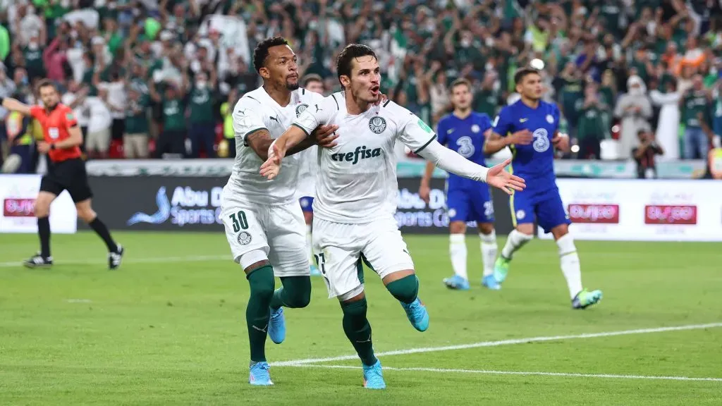 Raphael Veiga comemorando gol do Palmeiras contra o Chelsea no Mundial. (Photo by Francois Nel/Getty Images)