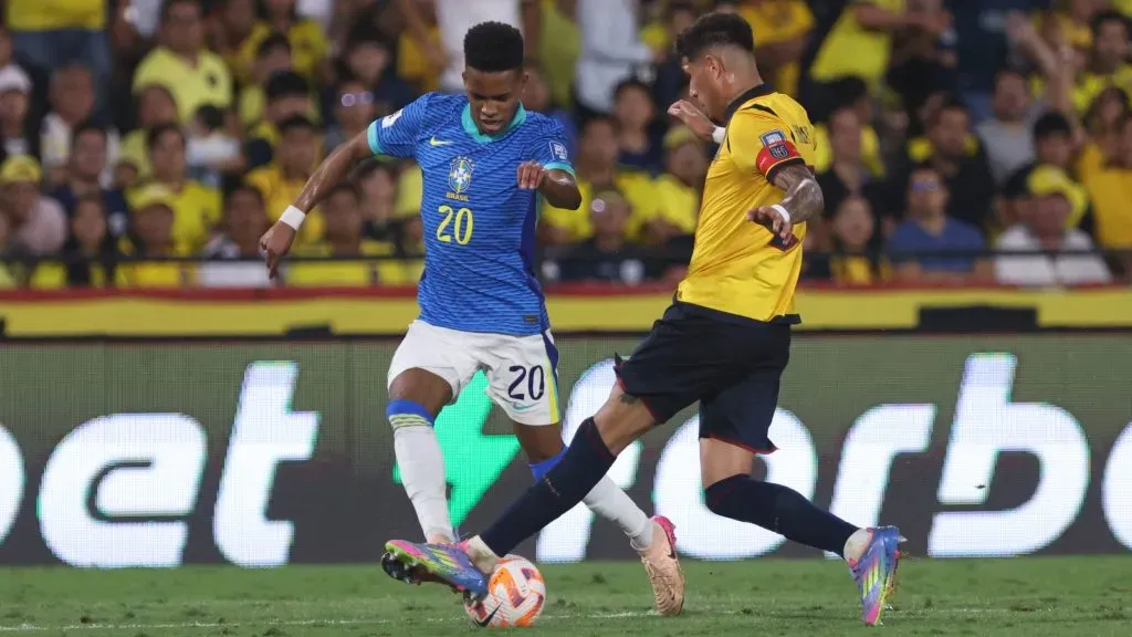 Estêvão atuando pela Seleção Brasileira contra o Equador. (Photo by Franklin Jacome/Getty Images)